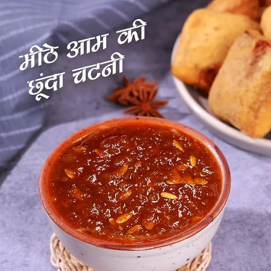 Chutney in a bowl with fried items on a plate, text in a foreign language