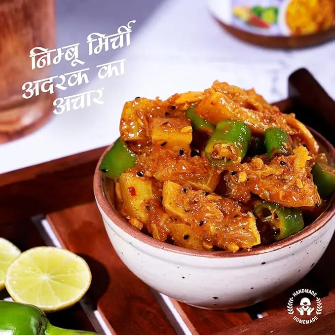 Bowl of spicy dish with green peppers and lime on a wooden tray, text overlay in a foreign language.