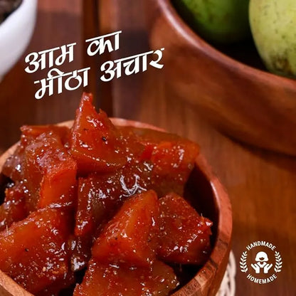 Wooden bowl filled with red preserved fruit on a wooden surface, with text overlay in a non-Latin script.
